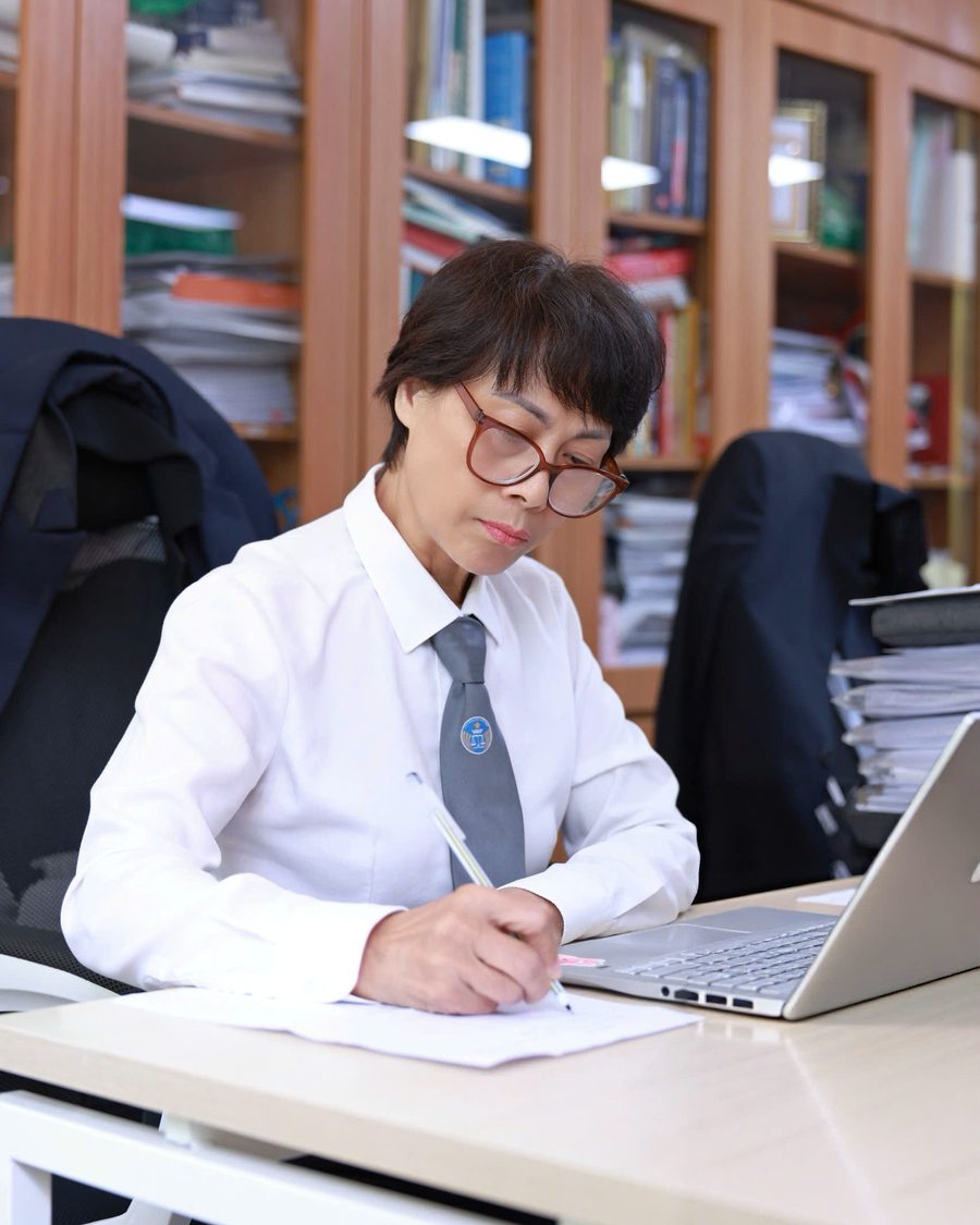 Luật sư Nguyễn Yến đang viết tại bàn làm việc