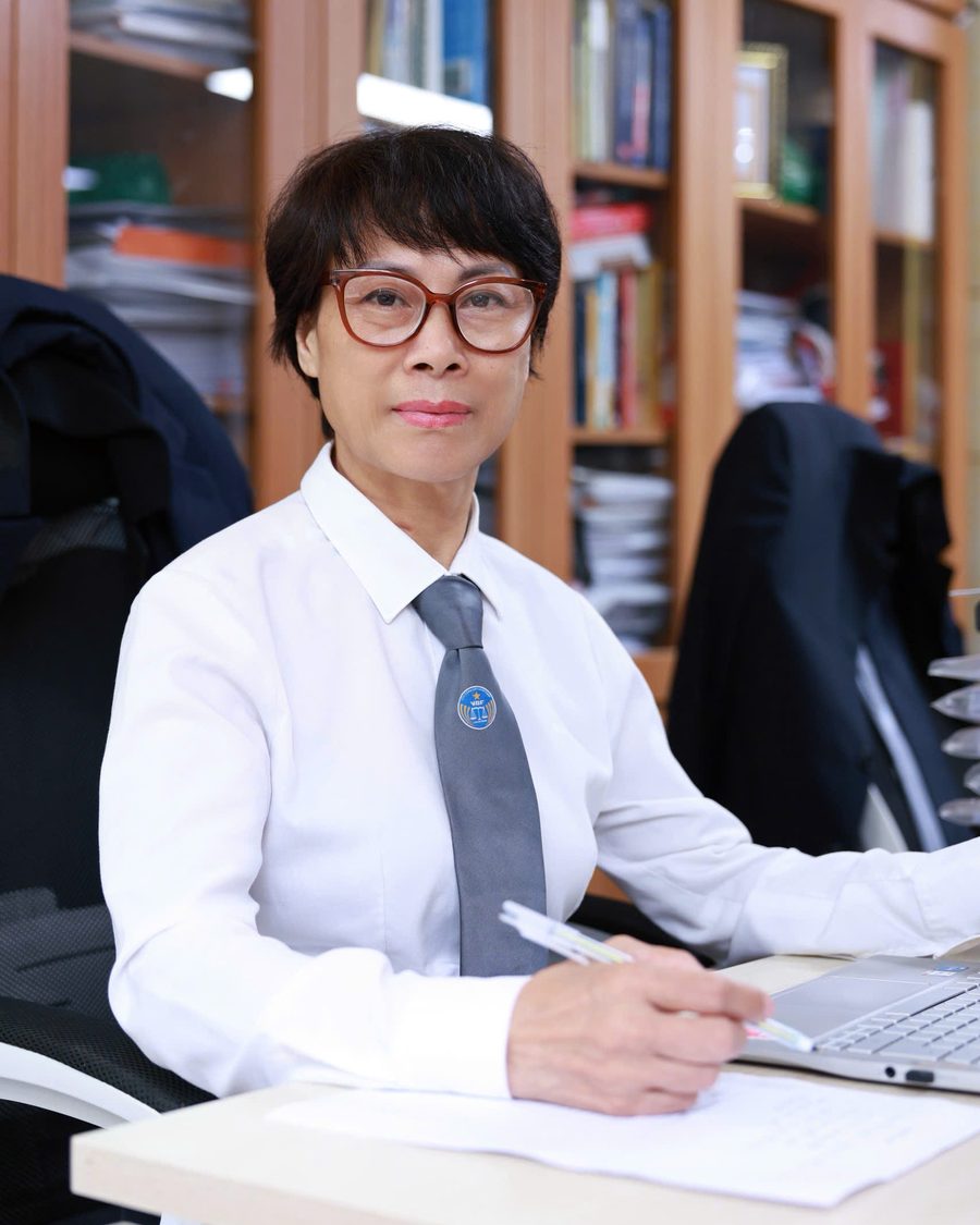 Luật sư Nguyễn Yến tại bàn làm việc