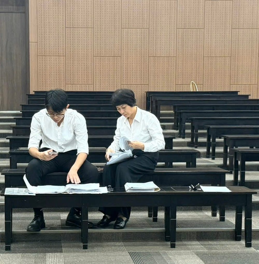 Luật sư Nguyễn Yến cùng đồng nghiệp tại phòng xử án